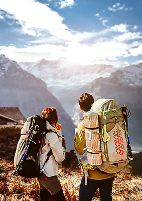 PSD 편집이미지 커플 응시 여자 남자 커플라이프 해외여행 여행 데이트 산 따뜻함 사랑 사람 상반신 20대 성인 두명 뒷모습 다정 등산 트래킹 한국인 가을 배낭여행 산행 가을여행 산정상 성인만 이미지편집 해외 라이프스타일 시선 계절 감정 뷰포인트 컨셉 관계 레저 동양인 청년 정상 파일형식 가을_계절