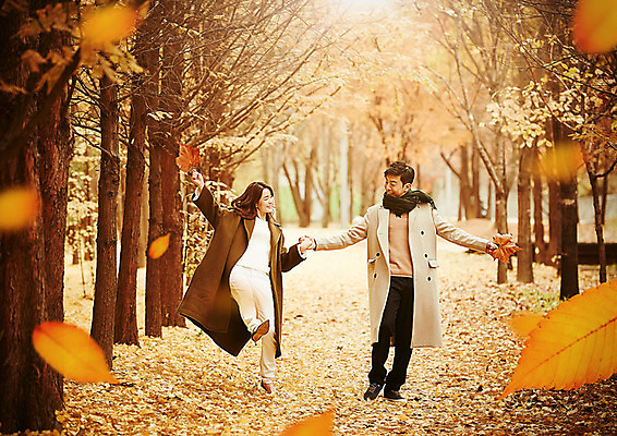 전신 PSD 편집이미지 커플 여자 남자 커플라이프 여행 단풍 데이트 따뜻함 사랑 사람 20대 성인 두명 앞모습 30대 가을풍경 손잡기 주황색 다정 산책 한국인 가을 가을여행 성인만 이미지편집 라이프스타일 계절 감정 뷰포인트 컬러 컨셉 잎 관계 모션 휴식 동양인 풍경 청년 장년 파일형식 가을_계절