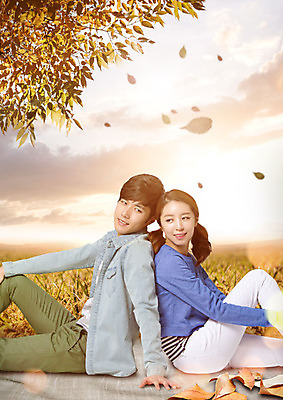 PSD 편집이미지 커플 여자 남자 커플라이프 단풍 낙엽 밭 데이트 따뜻함 사랑 사람 앉기 풍경 상반신 20대 성인 두명 옆모습 노을 가을풍경 다정 일몰 한국인 등맞대기 벼 가을 가을여행 성인만 이미지편집 자연요소 라이프스타일 계절 감정 뷰포인트 여행 컨셉 잎 농업 관계 모션 곡류 동양인 청년 파일형식 가을_계절