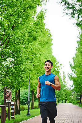 포토 JPG 주간 나무 공원 남자 스포츠 다이어트 근육 건강 한명 미소 상반신 20대 성인 야외 앞모습 달리기 조깅 운동 건강관리 한국인 러닝 바디케어 성인남자한명만 국내포토 자연요소 식물 1 공공시설 뷰포인트 모션 표정 관리 사람 동양인 청년 남자한명만 성인남자만 파일형식