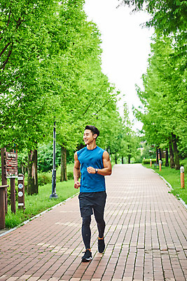 포토 JPG 주간 전신 나무 응시 공원 남자 스포츠 다이어트 근육 건강 한명 미소 20대 성인 야외 앞모습 달리기 조깅 운동 건강관리 한국인 러닝 바디케어 성인남자한명만 국내포토 자연요소 식물 1 시선 공공시설 뷰포인트 모션 표정 관리 사람 동양인 청년 남자한명만 성인남자만 파일형식