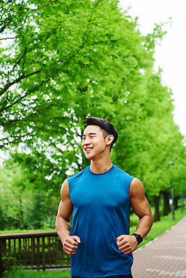 포토 JPG 주간 나무 공원 남자 스포츠 다이어트 근육 건강 한명 미소 상반신 20대 성인 야외 앞모습 달리기 조깅 운동 건강관리 한국인 러닝 바디케어 성인남자한명만 국내포토 자연요소 식물 1 공공시설 뷰포인트 모션 표정 관리 사람 동양인 청년 남자한명만 성인남자만 파일형식