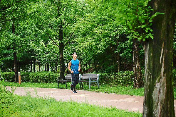 포토 JPG 주간 전신 나무 공원 남자 스포츠 다이어트 근육 건강 한명 미소 20대 성인 야외 옆모습 달리기 조깅 운동 건강관리 한국인 러닝 바디케어 성인남자한명만 국내포토 자연요소 식물 1 공공시설 뷰포인트 모션 표정 관리 사람 동양인 청년 남자한명만 성인남자만 파일형식