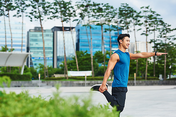 포토 JPG 주간 전신 공원 남자 스포츠 다이어트 근육 건강 한명 20대 성인 야외 옆모습 조깅 운동 건강관리 스트레칭 한국인 다리들기 러닝 바디케어 성인남자한명만 국내포토 자연요소 1 공공시설 뷰포인트 모션 관리 사람 동양인 청년 남자한명만 성인남자만 파일형식