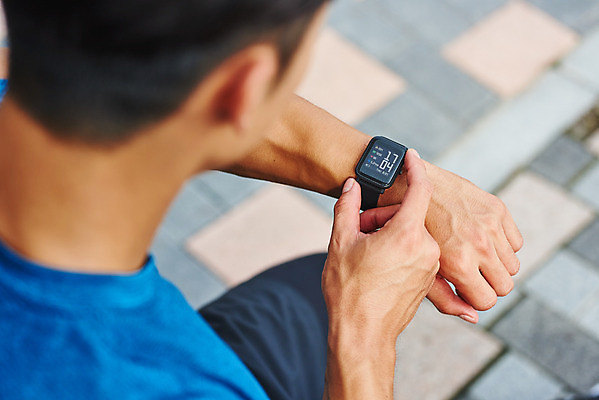 포토 JPG 주간 공원 남자 스포츠 시계 다이어트 근육 건강 한명 상반신 20대 성인 야외 옆모습 조깅 운동 건강관리 한국인 러닝 바디케어 스마트워치 성인남자한명만 국내포토 자연요소 1 공공시설 뷰포인트 관리 사람 동양인 청년 스마트기기 웨어러블 남자한명만 성인남자만 파일형식