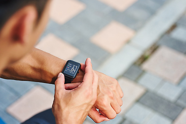 포토 JPG 주간 공원 남자 스포츠 시계 다이어트 근육 건강 한명 상반신 20대 성인 야외 옆모습 조깅 운동 건강관리 한국인 러닝 바디케어 스마트워치 성인남자한명만 국내포토 자연요소 1 공공시설 뷰포인트 관리 사람 동양인 청년 스마트기기 웨어러블 남자한명만 성인남자만 파일형식