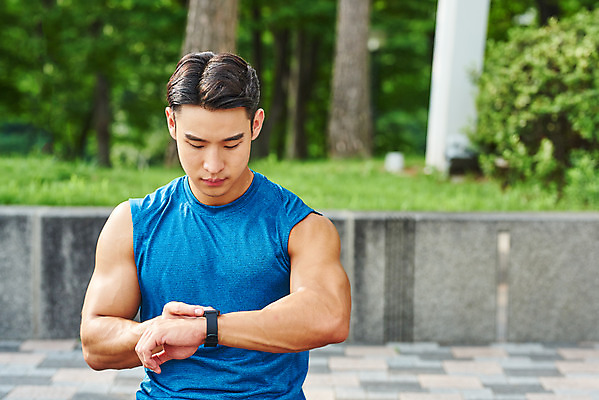 포토 JPG 주간 공원 남자 스포츠 다이어트 근육 건강 한명 상반신 20대 성인 야외 앞모습 조깅 운동 건강관리 한국인 러닝 바디케어 스마트워치 성인남자한명만 국내포토 자연요소 1 공공시설 뷰포인트 관리 사람 동양인 청년 스마트기기 웨어러블 남자한명만 성인남자만 파일형식
