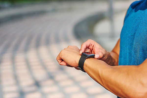 포토 JPG 주간 공원 남자 스포츠 다이어트 근육 건강 한명 상반신 20대 성인 야외 옆모습 아웃포커스 조깅 운동 건강관리 한국인 러닝 바디케어 스마트워치 성인남자한명만 국내포토 자연요소 1 공공시설 뷰포인트 촬영기법 관리 사람 동양인 청년 스마트기기 웨어러블 남자한명만 성인남자만 파일형식