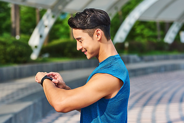 포토 JPG 주간 공원 남자 스포츠 다이어트 근육 건강 한명 미소 상반신 20대 성인 야외 옆모습 조깅 운동 건강관리 한국인 러닝 바디케어 스마트워치 성인남자한명만 국내포토 자연요소 1 공공시설 뷰포인트 표정 관리 사람 동양인 청년 스마트기기 웨어러블 남자한명만 성인남자만 파일형식