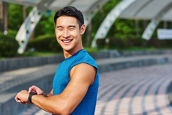 포토 JPG 주간 공원 남자 스포츠 다이어트 근육 건강 한명 미소 상반신 20대 성인 야외 옆모습 조깅 운동 건강관리 한국인 러닝 바디케어 스마트워치 성인남자한명만 국내포토 자연요소 1 공공시설 뷰포인트 표정 관리 사람 동양인 청년 스마트기기 웨어러블 남자한명만 성인남자만 파일형식