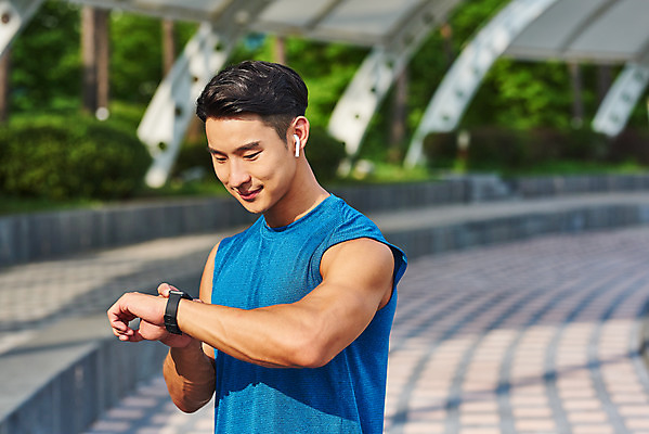 포토 JPG 주간 공원 남자 스포츠 다이어트 근육 건강 한명 상반신 20대 성인 야외 옆모습 조깅 운동 건강관리 한국인 러닝 바디케어 스마트워치 성인남자한명만 국내포토 자연요소 1 공공시설 뷰포인트 관리 사람 동양인 청년 스마트기기 웨어러블 남자한명만 성인남자만 파일형식