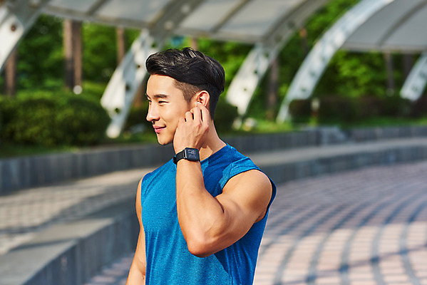 포토 JPG 주간 공원 남자 스포츠 이어폰 다이어트 근육 건강 한명 상반신 20대 성인 야외 옆모습 조깅 운동 건강관리 한국인 러닝 바디케어 스마트워치 성인남자한명만 국내포토 자연요소 1 공공시설 뷰포인트 음향기기 관리 사람 동양인 청년 스마트기기 웨어러블 남자한명만 성인남자만 파일형식