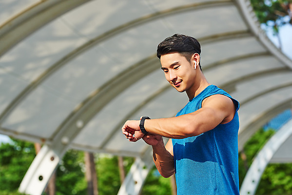 포토 JPG 주간 응시 공원 남자 스포츠 이어폰 다이어트 근육 건강 한명 상반신 20대 성인 야외 옆모습 조깅 운동 건강관리 한국인 러닝 바디케어 스마트워치 성인남자한명만 국내포토 자연요소 1 시선 공공시설 뷰포인트 음향기기 관리 사람 동양인 청년 스마트기기 웨어러블 남자한명만 성인남자만 파일형식