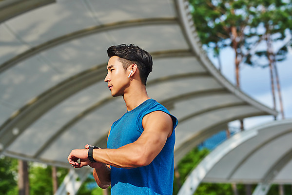 포토 JPG 주간 응시 공원 남자 스포츠 이어폰 다이어트 근육 건강 한명 상반신 20대 성인 야외 옆모습 조깅 운동 건강관리 한국인 러닝 바디케어 스마트워치 성인남자한명만 국내포토 자연요소 1 시선 공공시설 뷰포인트 음향기기 관리 사람 동양인 청년 스마트기기 웨어러블 남자한명만 성인남자만 파일형식
