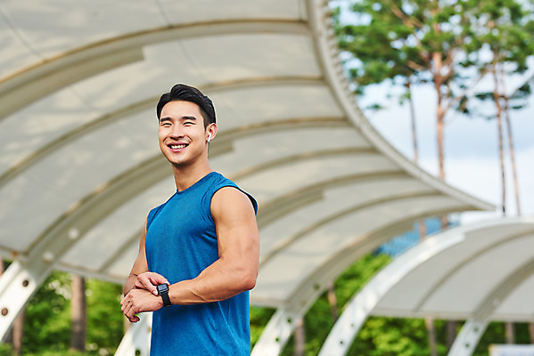 포토 JPG 주간 공원 남자 스포츠 이어폰 다이어트 근육 건강 한명 미소 상반신 20대 성인 야외 옆모습 조깅 운동 건강관리 한국인 러닝 바디케어 스마트워치 성인남자한명만 국내포토 자연요소 1 공공시설 뷰포인트 음향기기 표정 관리 사람 동양인 청년 스마트기기 웨어러블 남자한명만 성인남자만 파일형식
