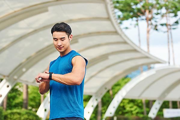 포토 JPG 주간 응시 공원 남자 스포츠 이어폰 다이어트 근육 건강 한명 상반신 20대 성인 야외 옆모습 조깅 운동 건강관리 한국인 러닝 바디케어 스마트워치 성인남자한명만 국내포토 자연요소 1 시선 공공시설 뷰포인트 음향기기 관리 사람 동양인 청년 스마트기기 웨어러블 남자한명만 성인남자만 파일형식