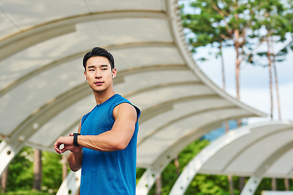 포토 JPG 주간 응시 공원 남자 스포츠 이어폰 다이어트 근육 건강 한명 상반신 20대 성인 야외 옆모습 조깅 운동 건강관리 한국인 러닝 바디케어 스마트워치 성인남자한명만 국내포토 자연요소 1 시선 공공시설 뷰포인트 음향기기 관리 사람 동양인 청년 스마트기기 웨어러블 남자한명만 성인남자만 파일형식