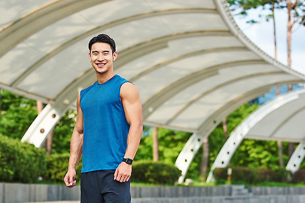 포토 JPG 주간 공원 남자 스포츠 이어폰 다이어트 근육 건강 한명 미소 상반신 20대 성인 야외 옆모습 조깅 운동 건강관리 한국인 러닝 바디케어 스마트워치 성인남자한명만 국내포토 자연요소 1 공공시설 뷰포인트 음향기기 표정 관리 사람 동양인 청년 스마트기기 웨어러블 남자한명만 성인남자만 파일형식