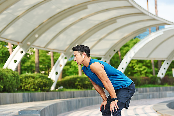 포토 JPG 주간 응시 공원 남자 스포츠 다이어트 근육 휴식 건강 한명 상반신 20대 성인 야외 옆모습 조깅 운동 건강관리 한국인 러닝 바디케어 스마트워치 성인남자한명만 국내포토 자연요소 1 시선 공공시설 뷰포인트 컨셉 관리 사람 동양인 청년 스마트기기 웨어러블 남자한명만 성인남자만 파일형식