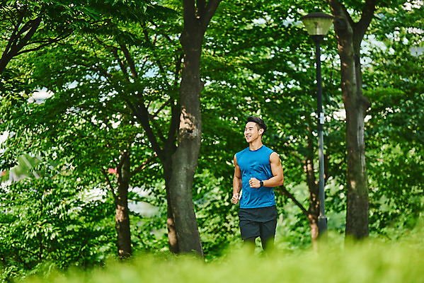 포토 JPG 주간 나무 공원 남자 스포츠 다이어트 근육 건강 한명 미소 상반신 20대 성인 야외 앞모습 달리기 조깅 운동 건강관리 한국인 러닝 바디케어 성인남자한명만 국내포토 자연요소 식물 1 공공시설 뷰포인트 모션 표정 관리 사람 동양인 청년 남자한명만 성인남자만 파일형식