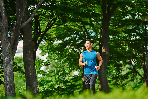 포토 JPG 주간 나무 공원 남자 스포츠 다이어트 근육 건강 한명 미소 상반신 20대 성인 야외 앞모습 달리기 조깅 운동 건강관리 한국인 러닝 바디케어 성인남자한명만 국내포토 자연요소 식물 1 공공시설 뷰포인트 모션 표정 관리 사람 동양인 청년 남자한명만 성인남자만 파일형식