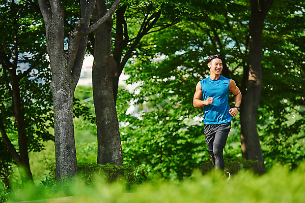 포토 JPG 주간 전신 나무 공원 남자 스포츠 다이어트 근육 건강 한명 미소 20대 성인 야외 앞모습 달리기 조깅 운동 건강관리 한국인 러닝 바디케어 성인남자한명만 국내포토 자연요소 식물 1 공공시설 뷰포인트 모션 표정 관리 사람 동양인 청년 남자한명만 성인남자만 파일형식