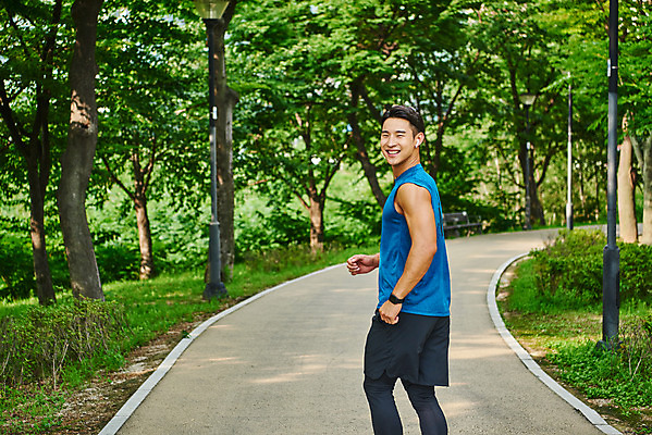 포토 JPG 주간 나무 공원 남자 스포츠 다이어트 근육 건강 한명 미소 상반신 20대 성인 야외 뒷모습 달리기 조깅 운동 건강관리 한국인 러닝 바디케어 성인남자한명만 국내포토 자연요소 식물 1 공공시설 뷰포인트 모션 표정 관리 사람 동양인 청년 남자한명만 성인남자만 파일형식