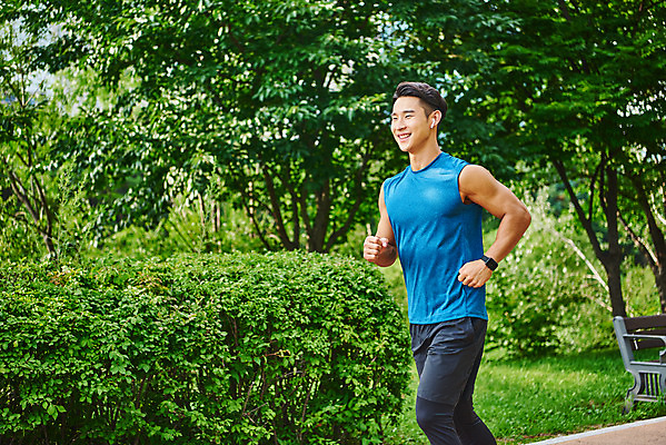 포토 JPG 주간 나무 공원 남자 스포츠 다이어트 근육 건강 한명 미소 상반신 20대 성인 야외 옆모습 달리기 조깅 운동 건강관리 한국인 러닝 바디케어 성인남자한명만 국내포토 자연요소 식물 1 공공시설 뷰포인트 모션 표정 관리 사람 동양인 청년 남자한명만 성인남자만 파일형식