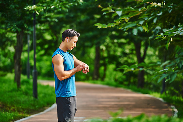 포토 JPG 주간 나무 공원 남자 스포츠 시계 다이어트 근육 건강 한명 상반신 20대 성인 야외 옆모습 달리기 조깅 운동 건강관리 한국인 러닝 바디케어 성인남자한명만 국내포토 자연요소 식물 1 공공시설 뷰포인트 모션 관리 사람 동양인 청년 남자한명만 성인남자만 파일형식