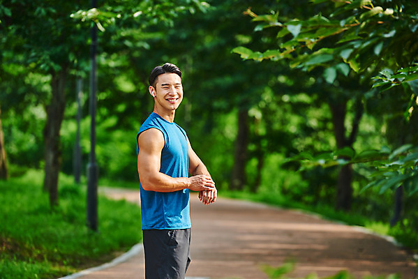 포토 JPG 주간 나무 공원 남자 스포츠 다이어트 근육 건강 한명 미소 상반신 20대 성인 야외 옆모습 달리기 조깅 운동 건강관리 한국인 러닝 바디케어 성인남자한명만 국내포토 자연요소 식물 1 공공시설 뷰포인트 모션 표정 관리 사람 동양인 청년 남자한명만 성인남자만 파일형식