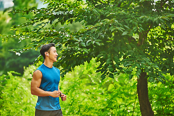 포토 JPG 주간 나무 공원 남자 스포츠 다이어트 근육 건강 한명 미소 상반신 20대 성인 야외 옆모습 달리기 조깅 운동 건강관리 한국인 러닝 바디케어 성인남자한명만 국내포토 자연요소 식물 1 공공시설 뷰포인트 모션 표정 관리 사람 동양인 청년 남자한명만 성인남자만 파일형식