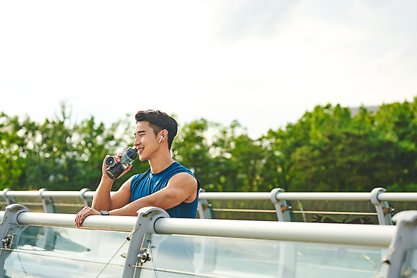 포토 JPG 주간 나무 공원 남자 스포츠 다이어트 근육 휴식 건강 한명 상반신 20대 성인 야외 옆모습 조깅 운동 건강관리 한국인 물병 러닝 물마시기 바디케어 성인남자한명만 국내포토 자연요소 식물 1 공공시설 뷰포인트 컨셉 관리 사람 동양인 청년 마시기 물통 남자한명만 성인남자만 파일형식