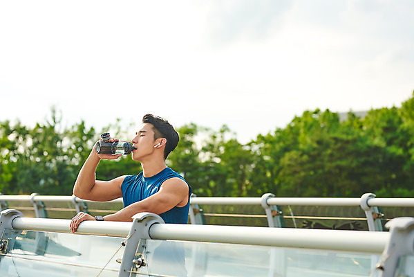 포토 JPG 주간 나무 공원 남자 스포츠 다이어트 근육 휴식 건강 한명 상반신 20대 성인 야외 옆모습 조깅 운동 건강관리 한국인 물병 러닝 물마시기 바디케어 성인남자한명만 국내포토 자연요소 식물 1 공공시설 뷰포인트 컨셉 관리 사람 동양인 청년 마시기 물통 남자한명만 성인남자만 파일형식