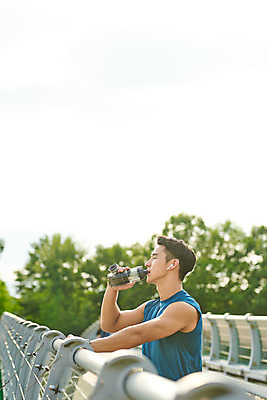 포토 JPG 주간 나무 공원 남자 스포츠 다이어트 근육 휴식 건강 한명 상반신 20대 성인 야외 옆모습 조깅 운동 건강관리 한국인 물병 러닝 물마시기 바디케어 성인남자한명만 국내포토 자연요소 식물 1 공공시설 뷰포인트 컨셉 관리 사람 동양인 청년 마시기 물통 남자한명만 성인남자만 파일형식