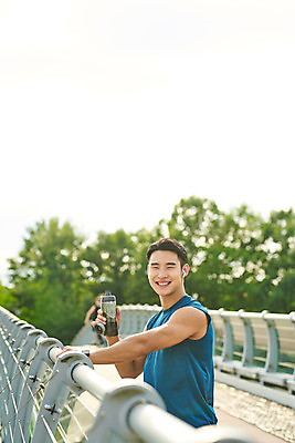 포토 JPG 주간 나무 공원 남자 스포츠 다이어트 근육 건강 한명 미소 상반신 20대 성인 야외 옆모습 조깅 운동 건강관리 한국인 물병 러닝 바디케어 성인남자한명만 국내포토 자연요소 식물 1 공공시설 뷰포인트 표정 관리 사람 동양인 청년 물통 남자한명만 성인남자만 파일형식