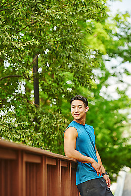 포토 JPG 주간 나무 공원 남자 스포츠 다이어트 근육 휴식 건강 한명 미소 상반신 20대 성인 야외 옆모습 조깅 운동 건강관리 한국인 러닝 바디케어 성인남자한명만 국내포토 자연요소 식물 1 공공시설 뷰포인트 컨셉 표정 관리 사람 동양인 청년 남자한명만 성인남자만 파일형식