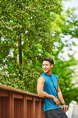 포토 JPG 주간 나무 공원 남자 스포츠 다이어트 근육 휴식 건강 한명 미소 상반신 20대 성인 야외 옆모습 조깅 운동 건강관리 한국인 러닝 바디케어 성인남자한명만 국내포토 자연요소 식물 1 공공시설 뷰포인트 컨셉 표정 관리 사람 동양인 청년 남자한명만 성인남자만 파일형식