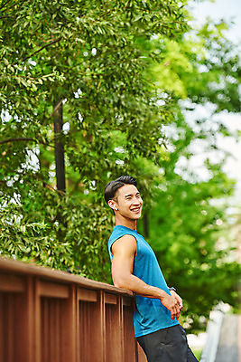 포토 JPG 주간 나무 공원 남자 스포츠 다이어트 근육 휴식 건강 한명 미소 상반신 20대 성인 야외 옆모습 조깅 운동 건강관리 한국인 러닝 바디케어 성인남자한명만 국내포토 자연요소 식물 1 공공시설 뷰포인트 컨셉 표정 관리 사람 동양인 청년 남자한명만 성인남자만 파일형식