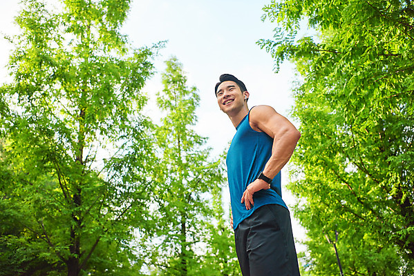 포토 JPG 주간 나무 응시 공원 남자 스포츠 로우앵글 허리손 다이어트 근육 건강 한명 미소 상반신 20대 성인 야외 옆모습 조깅 운동 건강관리 한국인 러닝 바디케어 성인남자한명만 국내포토 자연요소 식물 1 시선 공공시설 뷰포인트 포즈 표정 관리 사람 동양인 청년 남자한명만 성인남자만 파일형식