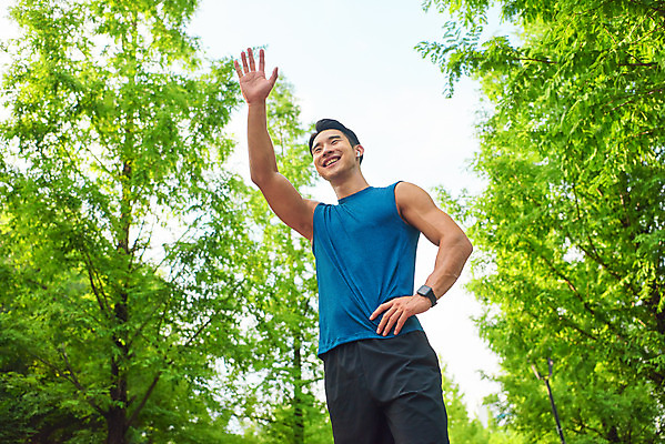 포토 JPG 주간 나무 응시 공원 남자 스포츠 로우앵글 허리손 다이어트 근육 건강 한명 미소 상반신 20대 성인 야외 앞모습 조깅 운동 건강관리 한국인 손인사 러닝 바디케어 성인남자한명만 국내포토 자연요소 식물 1 시선 공공시설 뷰포인트 포즈 표정 관리 사람 동양인 청년 인사 남자한명만 성인남자만 파일형식