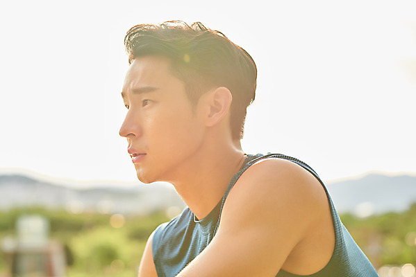 포토 JPG 주간 응시 공원 남자 스포츠 다이어트 근육 휴식 건강 한명 상반신 20대 성인 야외 옆모습 조깅 운동 햇빛 건강관리 한국인 러닝 바디케어 성인남자한명만 국내포토 자연요소 1 시선 공공시설 뷰포인트 컨셉 관리 사람 동양인 청년 태양 남자한명만 성인남자만 파일형식