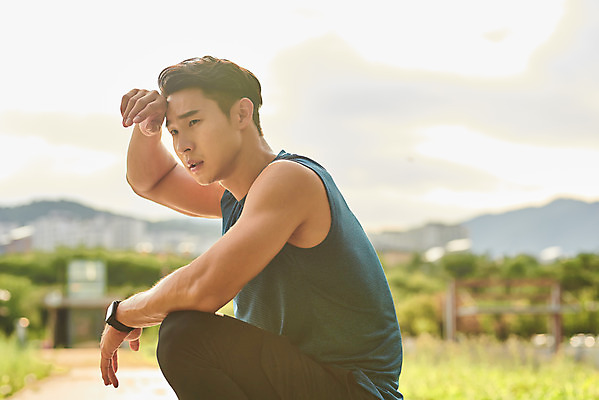 포토 JPG 주간 공원 남자 스포츠 다이어트 근육 휴식 건강 한명 상반신 20대 성인 야외 옆모습 조깅 운동 건강관리 한국인 땀 러닝 바디케어 성인남자한명만 국내포토 자연요소 1 공공시설 뷰포인트 컨셉 관리 사람 동양인 청년 남자한명만 성인남자만 파일형식