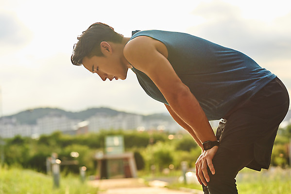 포토 JPG 주간 공원 남자 스포츠 다이어트 근육 휴식 건강 한명 상반신 20대 성인 야외 옆모습 아웃포커스 조깅 운동 건강관리 한국인 러닝 바디케어 힘듦 성인남자한명만 국내포토 자연요소 1 공공시설 뷰포인트 컨셉 촬영기법 관리 사람 동양인 청년 남자한명만 성인남자만 파일형식