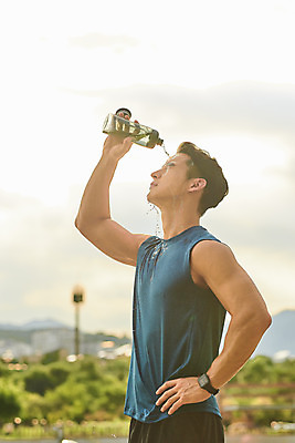 포토 JPG 주간 공원 남자 스포츠 허리손 다이어트 근육 건강 한명 상반신 20대 성인 야외 옆모습 조깅 운동 건강관리 한국인 물통 러닝 물뿌리기 바디케어 성인남자한명만 국내포토 자연요소 1 공공시설 뷰포인트 포즈 모션 관리 사람 동양인 청년 남자한명만 성인남자만 파일형식