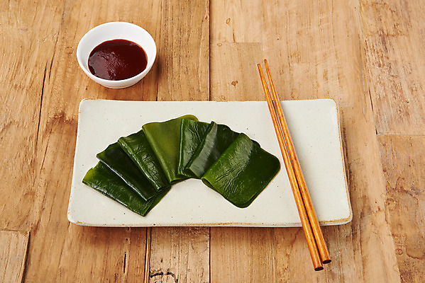 포토 JPG 스튜디오촬영 그릇 식재료 젓가락 반찬 실내 누끼 사람없음 하이앵글 해조류 해초 오브젝트 다시마 초고추장 나무배경 국내포토 식기 음식 뷰포인트 백그라운드 수저 내부 양념 해양식물 파일형식