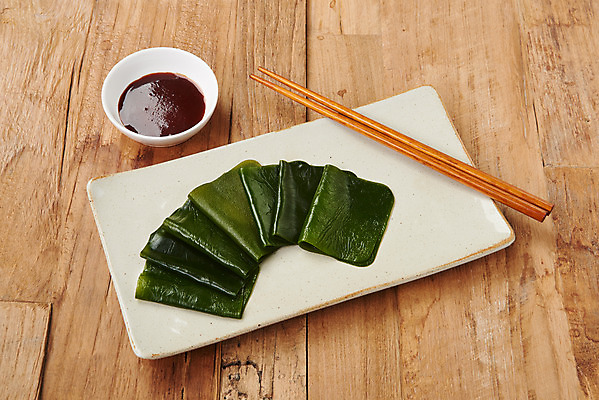 포토 JPG 스튜디오촬영 그릇 식재료 젓가락 반찬 실내 누끼 사람없음 하이앵글 해조류 해초 오브젝트 다시마 초고추장 나무배경 국내포토 식기 음식 뷰포인트 백그라운드 수저 내부 양념 해양식물 파일형식