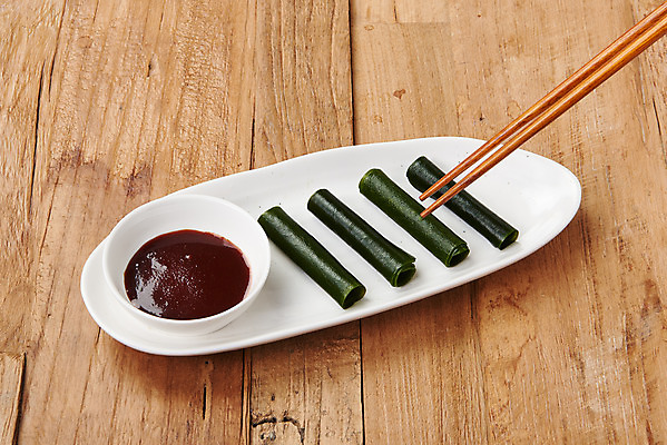 포토 JPG 스튜디오촬영 그릇 식재료 젓가락 반찬 실내 누끼 사람없음 하이앵글 해조류 해초 오브젝트 다시마 초고추장 나무배경 국내포토 식기 음식 뷰포인트 백그라운드 수저 내부 양념 해양식물 파일형식