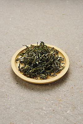 포토 JPG 스튜디오촬영 그릇 식재료 반찬 건조 실내 누끼 사람없음 해조류 해초 오브젝트 미역줄기 국내포토 식기 음식 내부 해양식물 미역 파일형식