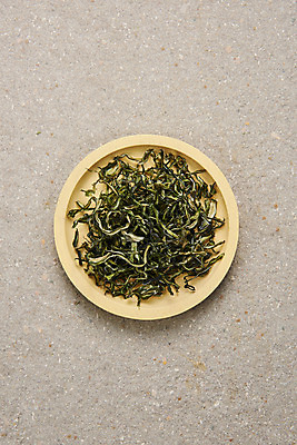 포토 JPG 스튜디오촬영 그릇 식재료 반찬 건조 실내 누끼 사람없음 하이앵글 해조류 해초 오브젝트 플랫레이 미역줄기 국내포토 식기 음식 뷰포인트 내부 해양식물 플랫 미역 파일형식