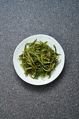 포토 JPG 스튜디오촬영 그릇 식재료 회색배경 반찬 실내 누끼 사람없음 하이앵글 해조류 해초 오브젝트 플랫레이 미역줄기 국내포토 식기 음식 뷰포인트 백그라운드 내부 회색 해양식물 플랫 미역 파일형식